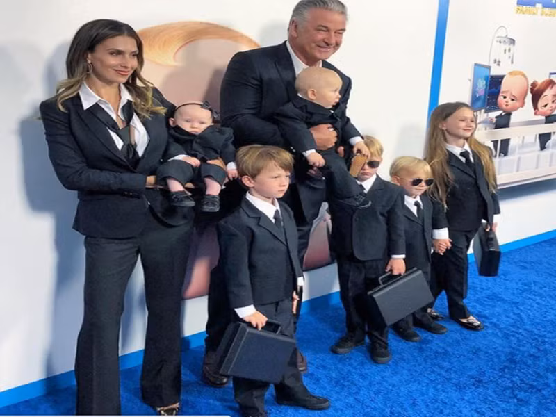 Alec Baldwin tái hôn vào năm 2012 với huấn luyện viên yoga Hilaria. Trong 7 năm, cặp đôi có 6 người con. Năm 2019, vợ của nam tài tử từng bị sảy thai khi đang mang bầu 4 tháng. Ảnh: Vietnamnet