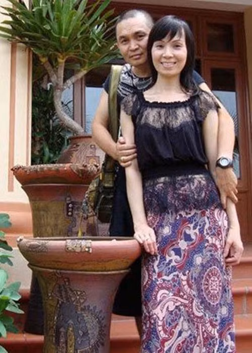 Xuân Hinh kể vợ chồng anh đến với nhau khi anh chưa có gì trong tay: “Cô ấy là gái phố cổ cơ đấy! Thế mà trời đất xui khiến thế nào lại mê cái lão nghệ sĩ nghèo kiết xác như tôi (hồi yêu nhau rồi lấy nhau tôi nghèo lắm)”, Xuân Hinh chia sẻ trên Pháp luật Việt Nam.