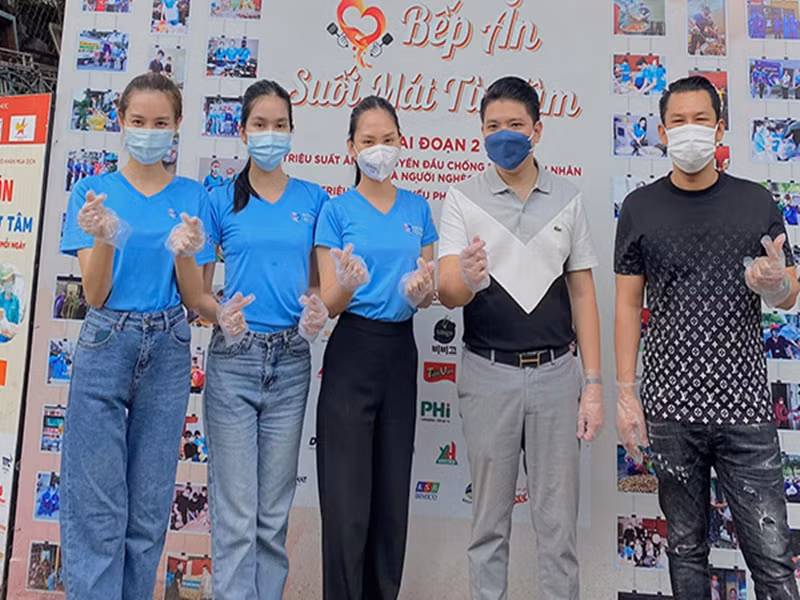 Tình cờ chồng cũ của Lệ Quyên đang tìm gia sư có kỹ năng tiếng Anh để dạy kèm cho con trai của anh. Mai Phương (ở giữa) nhận lời vì dạy tiếng Anh là việc làm thêm từ lâu của cô. Ảnh: FB Mai Phương