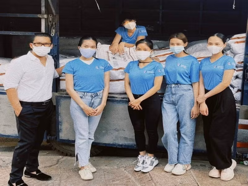 Theo Mai Phương (ngoài cùng bên phải), cô có cơ hội làm việc cùng ông chủ phòng trà khi tham gia bếp ăn từ thiện mùa dịch. Ảnh: FB Mai Phương
