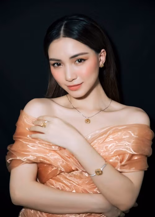 Ngoài Trác Thúy Miêu, các nghệ sĩ như Hòa Minzy, Đàm Vĩnh Hưng, Ngô Thanh Vân và Cát Phượng cũng từng bị phạt vì phát ngôn "xằng" về dịch COVID-19. Cụ thể, năm 2020, trên trang cá nhân, Hòa Minzy đăng tải thông tin giả phát ngôn của Phó thủ tướng Vũ Đức Đam. Sau đó, nữ ca sĩ bị phạt 7,5 triệu đồng. Ảnh: Hòa Minzy