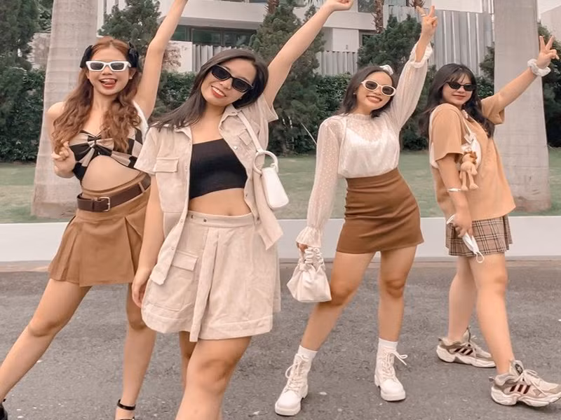 Con nuôi của Quang Lê bận rộn đi hát nhưng vẫn học giỏi. Năm nay, cô đỗ tốt nghiệp THPT với điểm xét 8,51/10. Ảnh: FB Phương Mỹ Chi