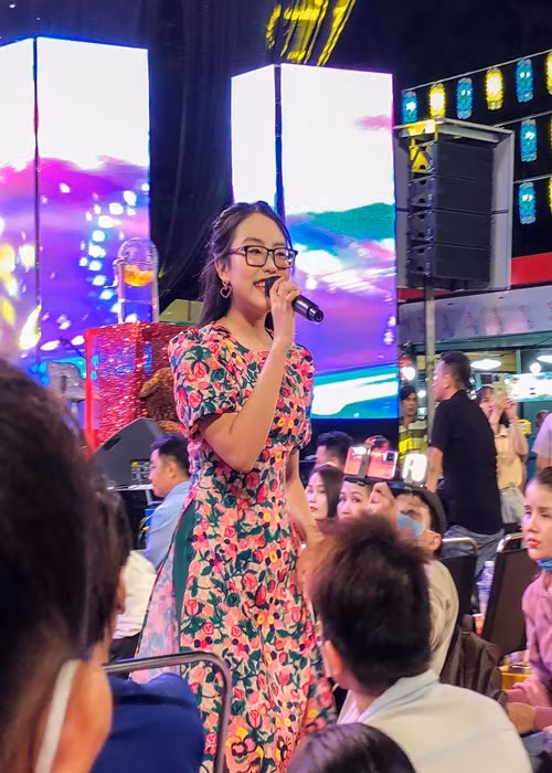 Phương Mỹ Chi giữ được độ hot trong suốt những năm qua. Nữ ca sĩ thường xuyên đi hát, lưu diễn, tung sản phẩm âm nhạc. Ảnh: FB Phương Mỹ Chi