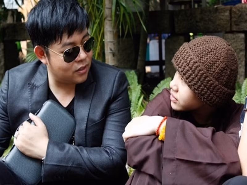 Phía Quang Lê trả lời Lao động, họ hoàn toàn không biết trước đó Huyền Trân đến từ Tịnh thất Bồng Lai. Theo phía nam ca sĩ, mới đầu gặp Huyền Trân, Quang Lê muốn nhận bé về công ty định hướng và chăm lo chứ không phải nhận làm con nuôi hẳn. Sau khi hai bên dừng hợp tác, ê-kíp của Quang Lê và nam ca sĩ đã không còn liên lạc với Huyền Trân. Ảnh: Dân Việt