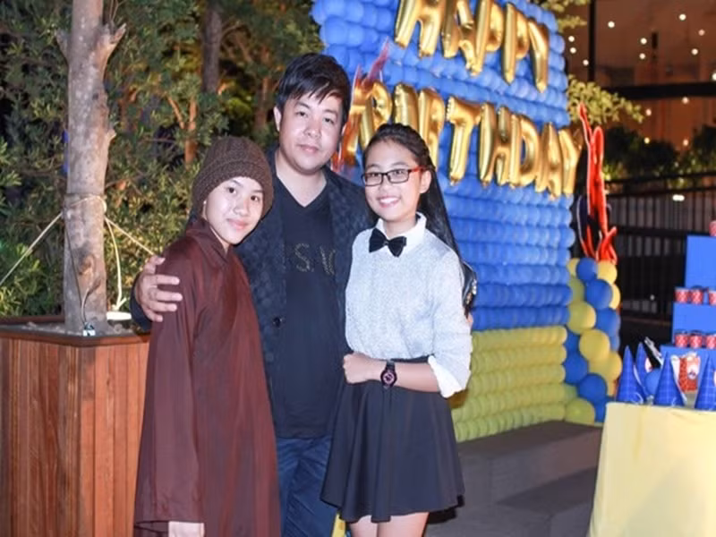 Mới đây, Huyền Trân - con nuôi của Quang Lê bất ngờ bị nữ doanh nhân réo tên trong livestream. Một số người đặt nghi vấn Quang Lê dừng hợp tác với Huyền Trân có thể vì Huyền Trân đến từ Tịnh thất Bồng Lai. Ảnh: Giao thông