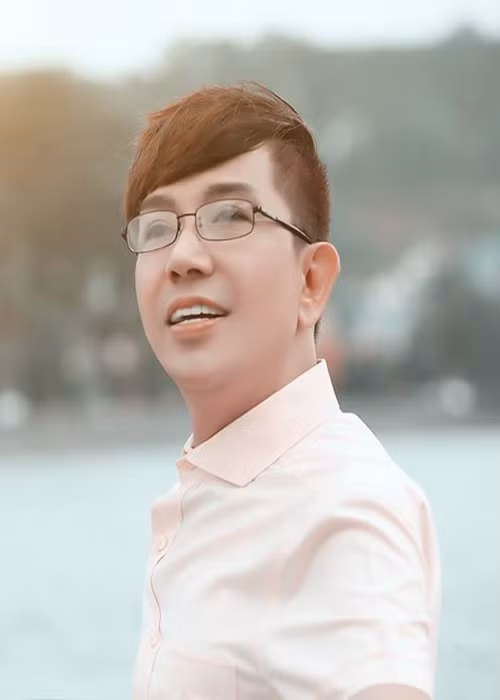 Mới đây, Long Nhật tỏ ra rất bức xúc trước tin đồn gửi tin nhắn cho nghệ sĩ lập group tẩy chay Hồ Văn Cường. Anh nói: "Có 1 người tự nhận là ca sĩ muốn được chú ý nên đã bịa đặt, vu khống cho Long Nhật kêu gọi nhiều nghệ sĩ lập group tẩy chay Hồ Văn Cường, trong khi tôi đang rất cố gắng kết nối Hồ Văn Cường cho các đại gia, tỷ phú muốn giúp con trai có chỗ ở mới để tiếp tục học đại học và tiếp tục sự nghiệp ca hát". Mới nhất, Long Nhật cho hay: "1 đêm thức trắng ê-kíp của tôi đã tìm ra kẻ đứng sau dùng tiền sai cô ca sĩ vô danh bịa đặt, tung tin đồn nhằm hạ uy tín Long Nhật". Ảnh: FB Long Nhật