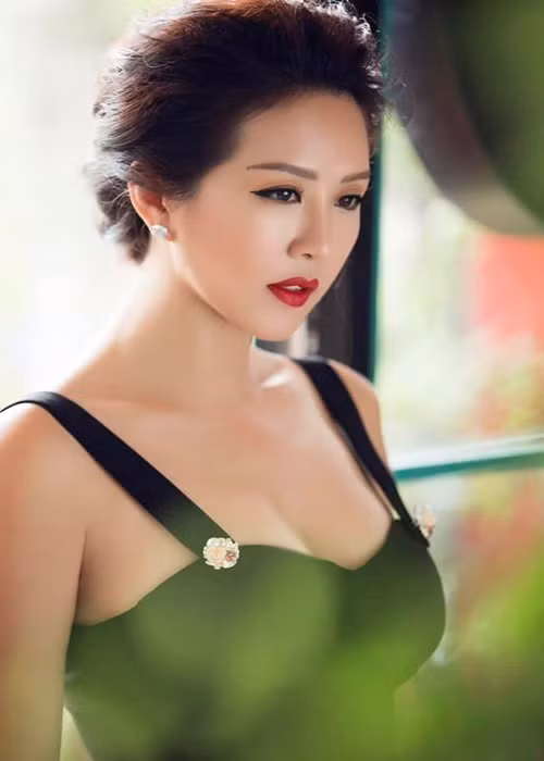 Thu Hoài đẹp mặn mà, bảo sao chồng kém 10 tuổi không khỏi mê đắm. Ảnh: FB Thu Hoài
