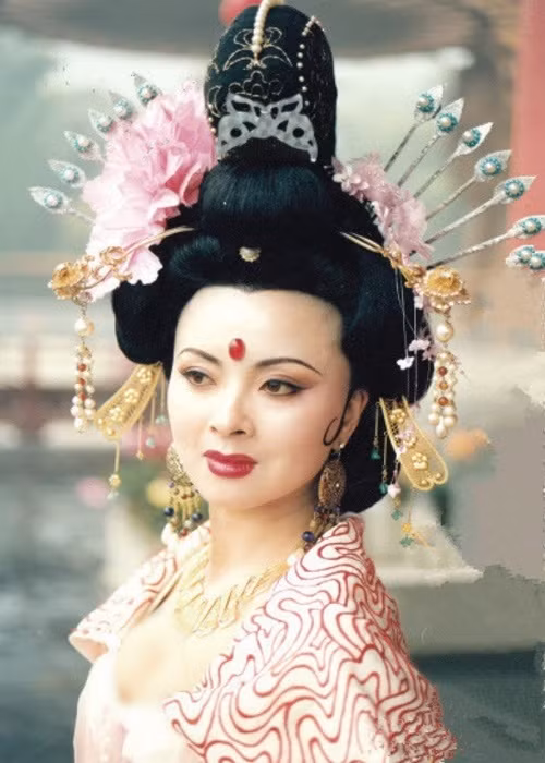 Xuất thân là vũ công chuyên nghiệp, Chu Khiết gây ấn tượng ở các phân cảnh múa trong phim “Dương Quý Phi”. Ảnh: Zing