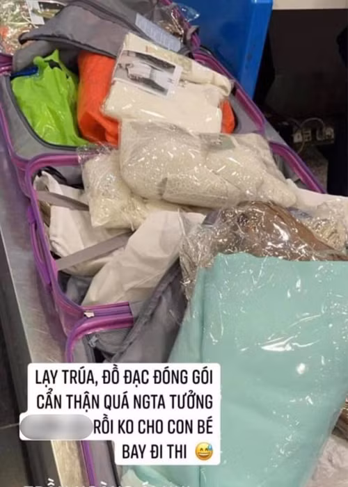 Đại diện Việt Nam đã liên lạc với ban tổ chức cuộc thi làm việc với hải quan và vận chuyển số hành lý đến sau. Hiện tại, Ái Nhi không có bikini cho buổi chụp hình đầu tiên nên đang nhờ ê-kíp ở Việt Nam hỗ trợ. Ảnh: Yan