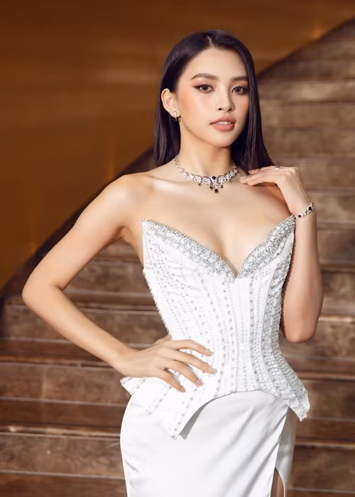 Trong dàn 4 hoa hậu làm giám khảo, Tiểu Vy và Lương Thùy Linh nhỏ tuổi nhất. Cả hai cùng sinh năm 2000, gia nhập làng giải trí được ít năm. Ảnh: BTC