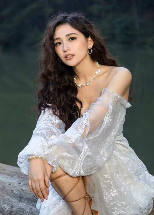 Mai Phương Thúy chấm thi cùng ông Lê Xuân Sơn - trưởng ban giám khảo, Hoa hậu Việt Nam 1992 Hà Kiều Anh, Hoa hậu Việt Nam 2018 Trần Tiểu Vy, đương kim Hoa hậu Thế giới Việt Nam 2019 Lương Thuỳ Linh và ca sĩ Đàm Vĩnh Hưng.