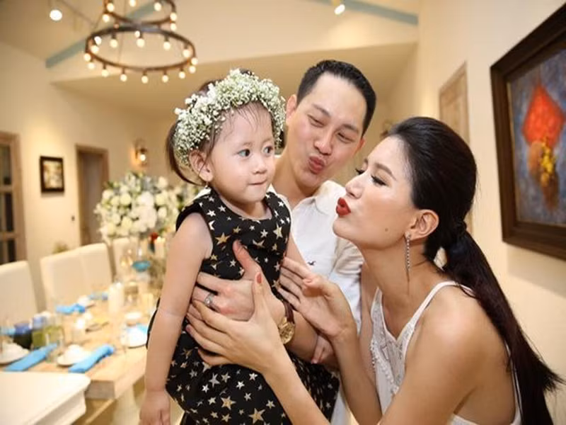 "Chồng em nhẹ nhẹ thế này mà chị ấy bảo chồng em xấu. Mỗi người một gu nhưng các anh chị nhận xét giúp chồng em có xấu không ạ? Nếu bình luận có nhiều, em sẽ kêu anh đi phẫu thuật cho ưng lòng các chị", Trang Trần đáp trả antifan. Ảnh: Vietnamnet