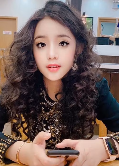 Thiên Nga dùng hầu hết tiền cát-sê đi hát, bán album để làm từ thiện. “Tiền đi diễn của Thiên Nga tôi để một quỹ riêng cho con. Nếu con đồng cảm và muốn giúp đỡ hoàn cảnh khó khăn nào đó, tôi đều khuyến khích, ủng hộ con”, mẹ của Thiên Nga cho hay. Ảnh: FB Thiên Nga