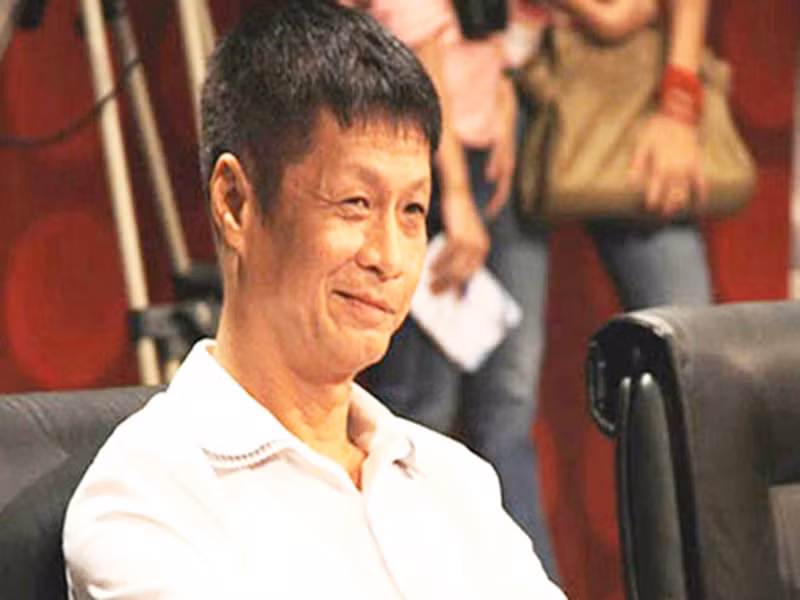 Đạo diễn Lê Hoàng của những năm về trước lại chiếm được cảm tình của nhiều khán giả bởi có những tác phẩm ấn tượng. Năm 1990, Lê Hoàng gây chú ý khi thực hiện phim “Vị đắng tình yêu”. Theo VTC, phim lập kỷ lục có doanh thu phòng vé cao nhất thập niên 90 với số tiền 500 triệu đồng và giành được nhiều giải thưởng quan trọng như: "Đạo diễn xuất sắc" (Lê Hoàng), "Nam diễn viên chính xuất sắc" (Lê Công Tuấn Anh) tại Liên hoan phim Việt Nam năm 1993, giải B Hội điện ảnh. Ảnh: Công an nhân dân online