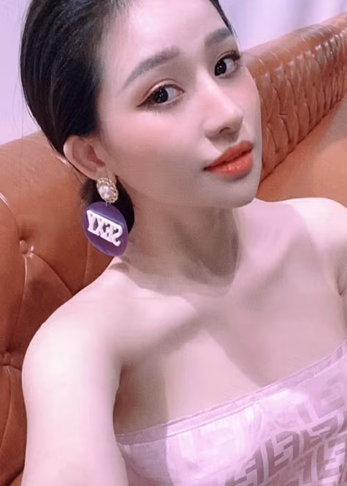 Ngoài mác “vợ cũ Hồ Quang Hiếu”, Ivy Lê còn gây chú ý nhờ là một hot girl.