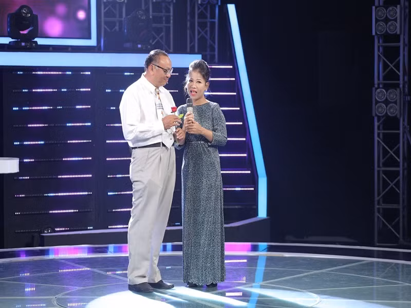 Trong một chương trình, Thái Trân bày tỏ tình cảm dành cho người bạn đời: “Bây giờ ai có cho em cả một tòa lâu đài bằng vàng để đổi anh em cũng không bao giờ đổi”. Ảnh: HTV