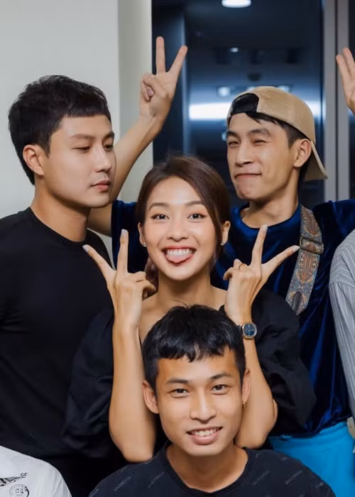 Bị đồn phim giả tình thật, cặp đôi diễn viên chính “11 tháng 5 ngày” phủ nhận. Ảnh: FB Khả Ngân