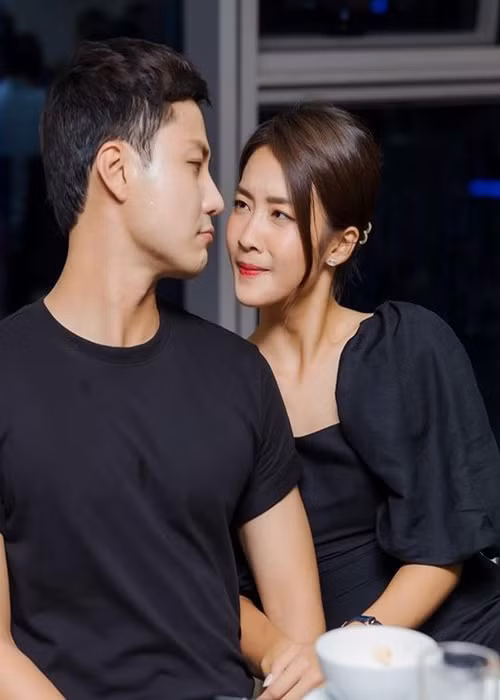  Thanh Sơn- Khả Ngân có những cử chỉ tình tứ dành cho nhau như nắm tay, hôn má, ôm. Ảnh: Instagram Khả Ngân