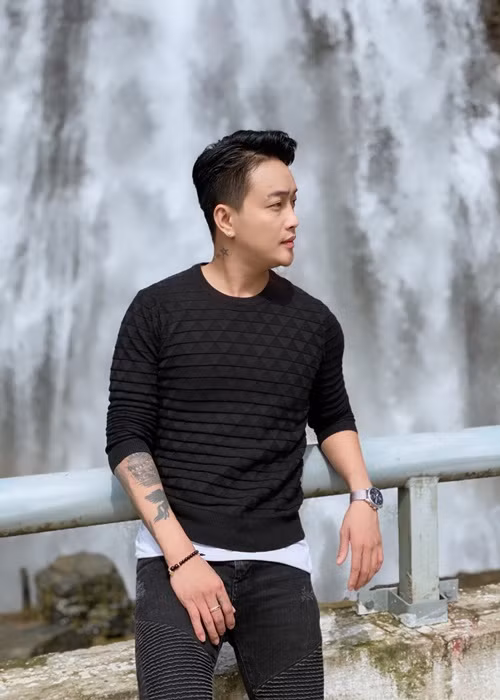 Nam ca sĩ TiTi không ngại hợp tác với Nhật Kim Anh dù bị nghi hẹn hò. Ảnh: FB TiTi