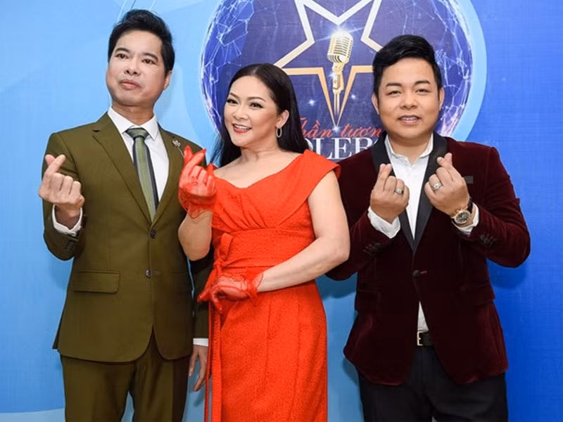Ngọc Sơn rộng lượng bỏ qua việc đi trễ của Quang Lê. Ảnh: Lao động