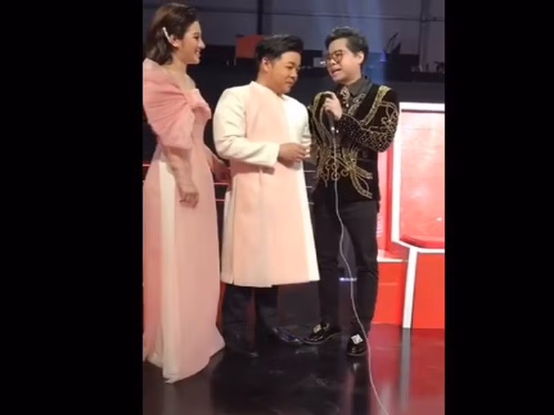 Nhận ra lỗi sai vì để Ngọc Sơn chờ, Quang Lê đi sớm vào ngày hôm sau, tiện thể gặp mặt đàn anh để nói lời xin lỗi. Ảnh cắt từ clip