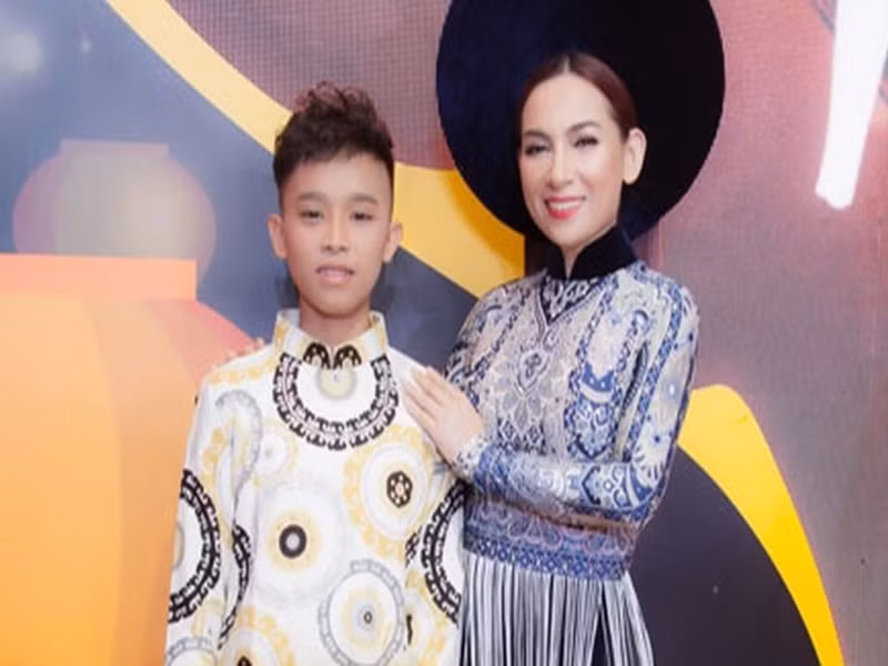 Sau khi nhận tiền cát-sê, Hồ Văn Cường giải thích rõ ràng mọi chuyện. Nam ca sĩ khẳng định em không nhờ bà Phương Hằng đòi giùm cát-sê, cũng như chưa từng liên hệ với hacker Nhâm Hoàng Khang. Nam ca sĩ mong ồn ào được khép lại để mẹ nuôi được yên nghỉ. Vậy là sau 4 tháng, Phi Nhung đã được giải oan hoàn toàn về vấn đề tiền bạc của con nuôi. Ảnh: Lao động