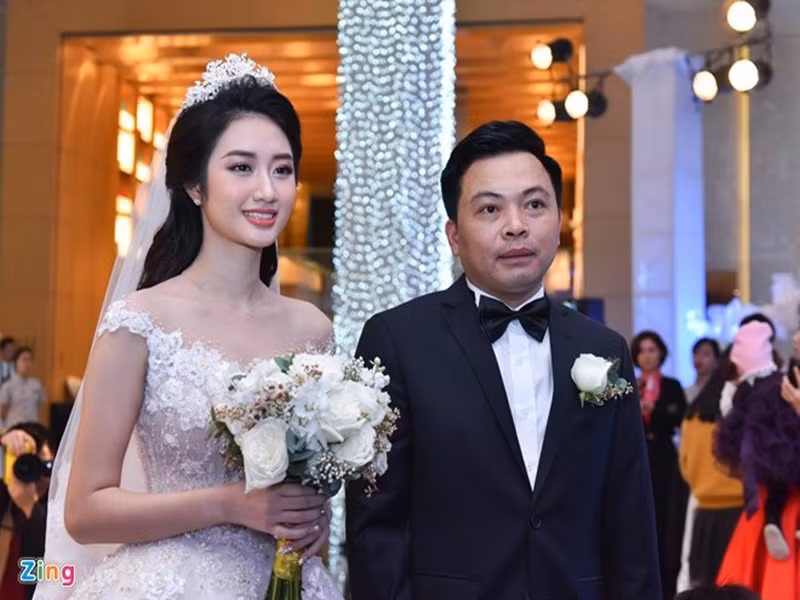 Năm 2017, Hoa hậu Bản sắc Việt toàn cầu 2016 kết hôn với doanh nhân Doãn Phương - nguyên Tổng giám đốc Tập đoàn FLC. Sau khi lập gia đình, Thu Ngân sống kín tiếng, hạn chế tham gia showbiz và tập trung vào công việc kinh doanh. Ảnh: Zing