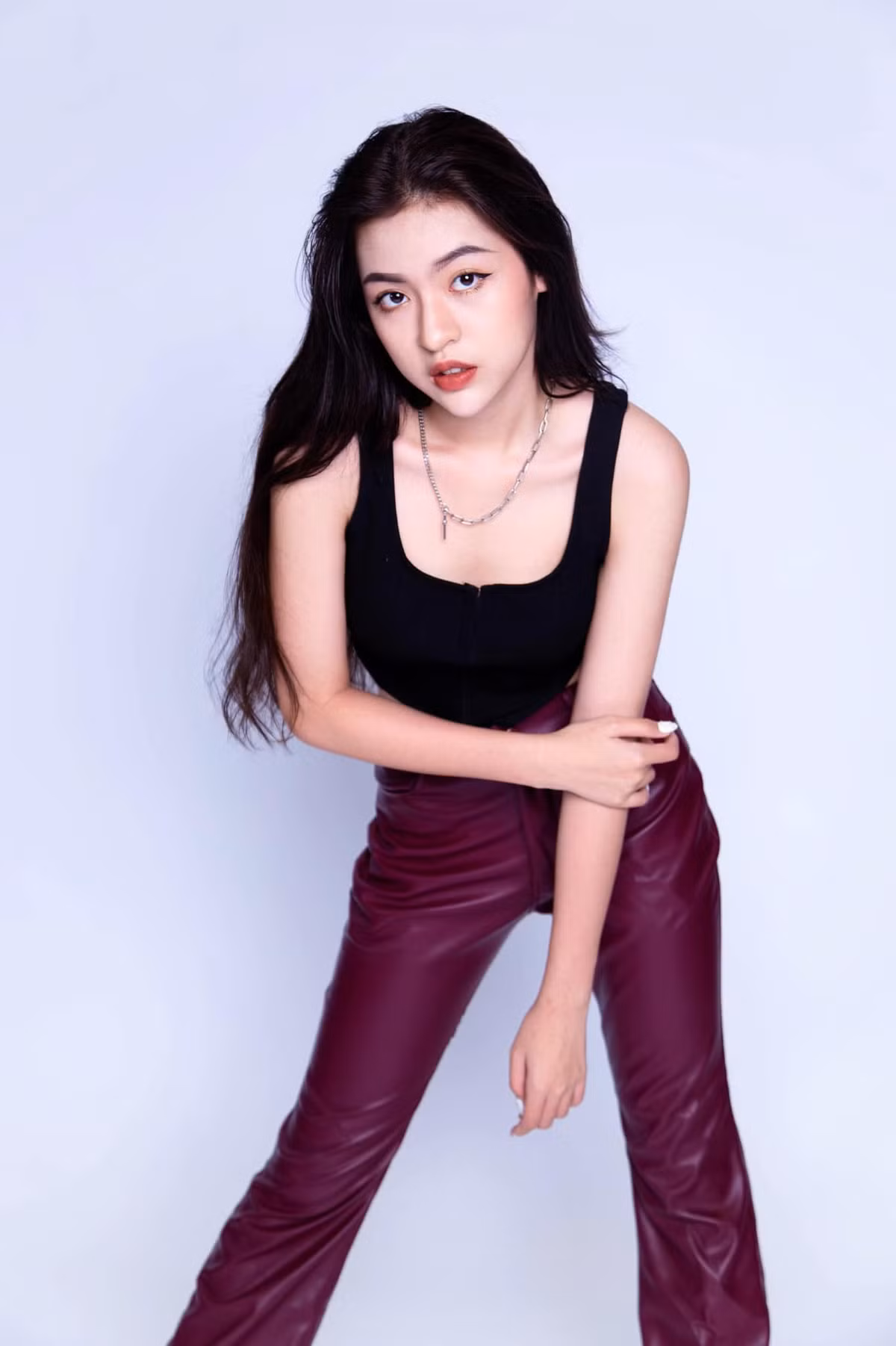 Có thể bằng thủ thuật trang điểm, nàng hot girl đã che đi sống mũi to và gương mặt cũng thanh thoát hơn hẳn.
