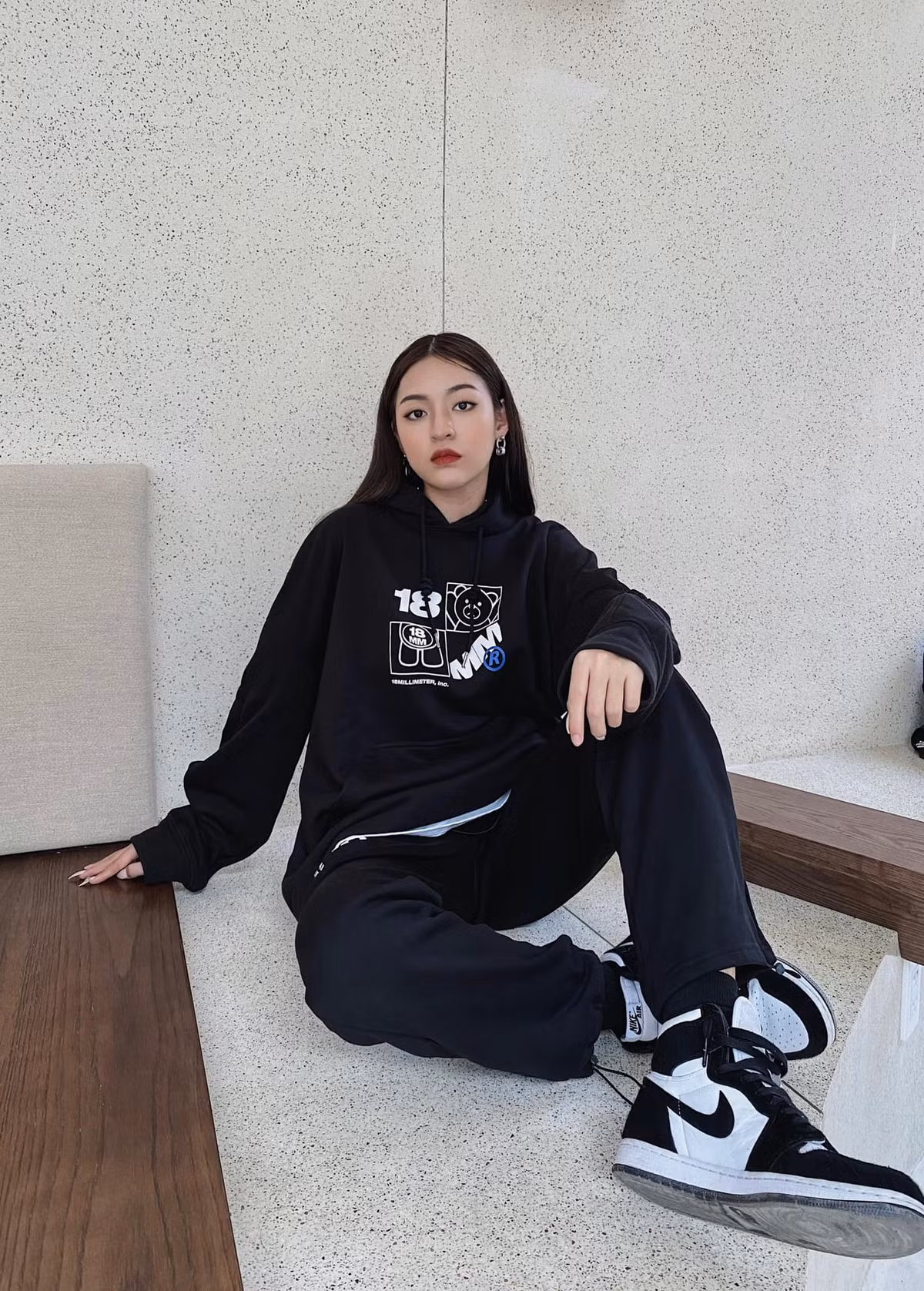 Có thể nói, đây là lần đầu tiên nhan sắc của "hot girl bắp cần bơ" cân đẹp được mọi góc độ trong mọi khung hình.