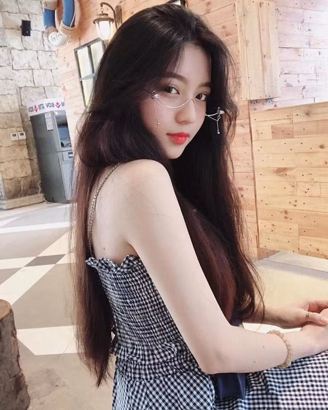 Bâu tên thật là Nguyễn Ngọc Phương Vy, dù không hề tham gia bất kì hoạt động nghệ thuật nào nhưng vẫn là một trong những gái xinh đình đám nhất Instagram hàng trăm nghìn lượt theo dõi.