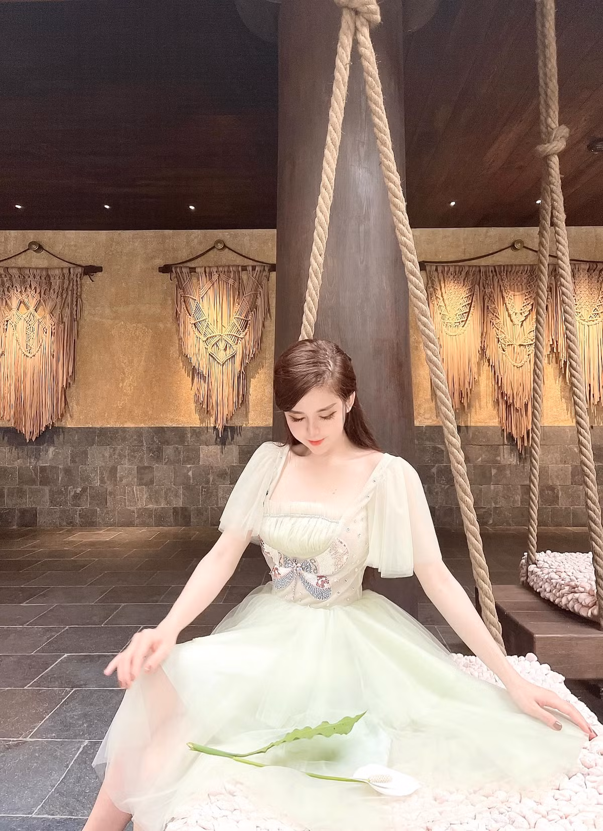 Vốn là cô gái tự lập nên hot girl Mỹ Linh bắt đầu kinh doanh từ khi còn học cấp 3. Cô nàng cũng làm mẫu ảnh cho nhiều shop thời trang ở Hà Nội.