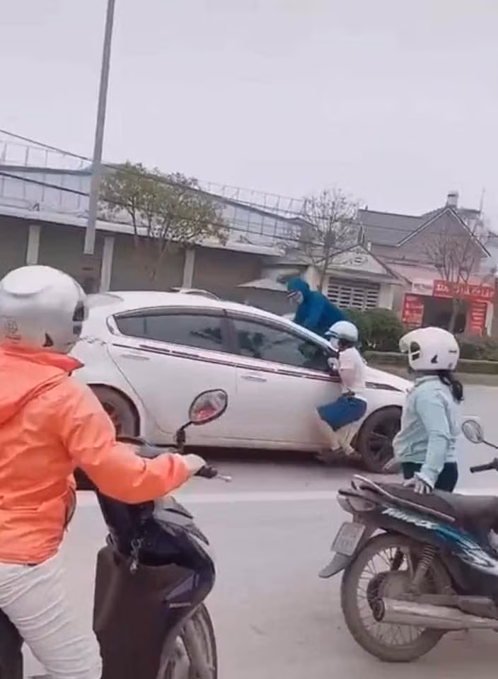 Mới đây, trên MXH chia sẻ rầm rộ đoạn clip ghi lại cảnh đánh ghen xảy ra trên đường Nguyễn Tất Thành (p. Khai Quang, TP. Vĩnh Yên, Vĩnh Phúc). Trong clip, chị vợ cùng bạn bắt được chồng chở nhân tình nên nhảy lên nắp capo ô tô để yêu cầu họ nói chuyện cho ra nhẽ.