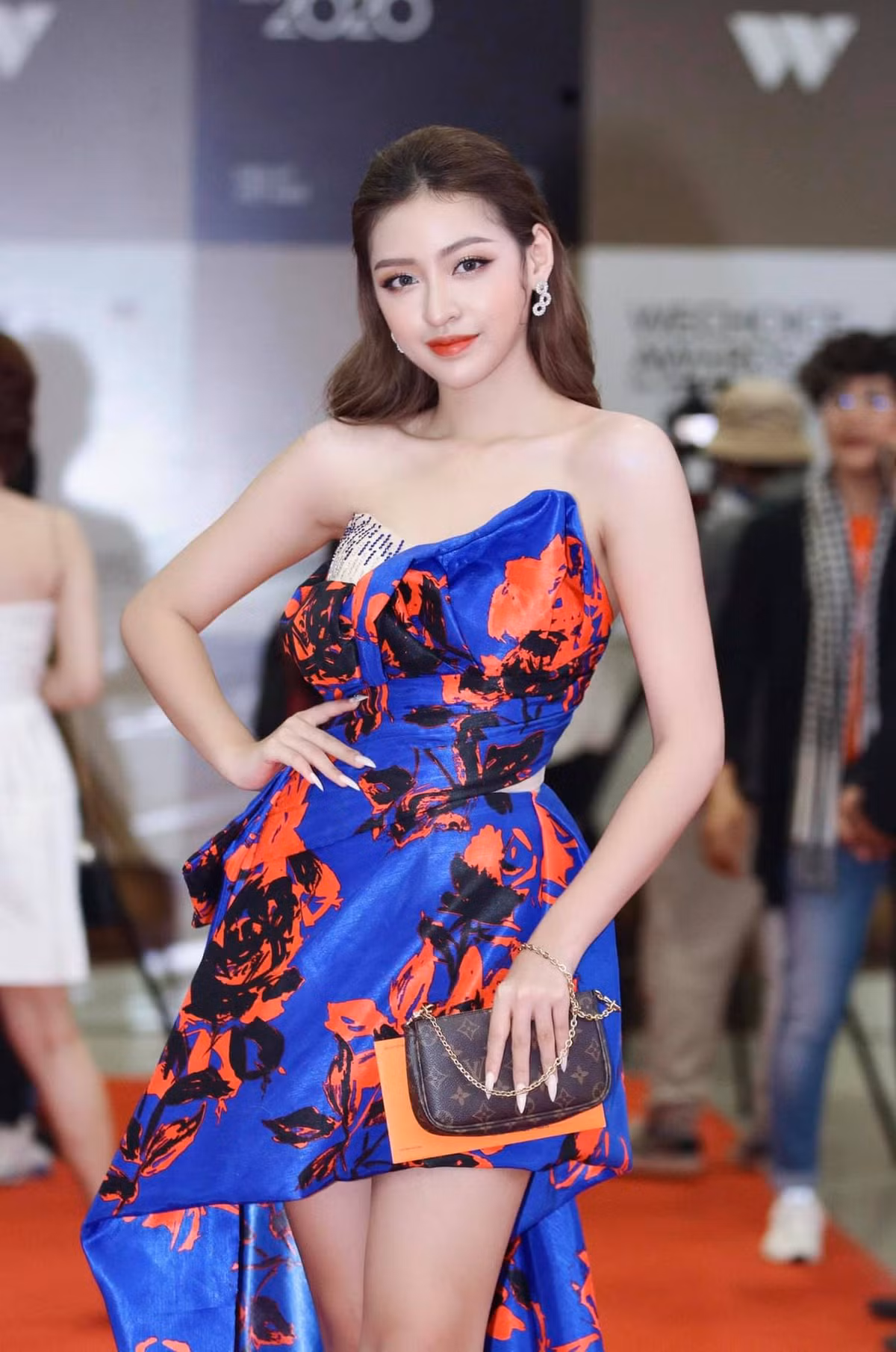 Dạo gần đây cô nàng thường đăng tải hình ảnh quyến rũ hơn, khoe eo thon dáng chuẩn ai cũng "trầm trồ".