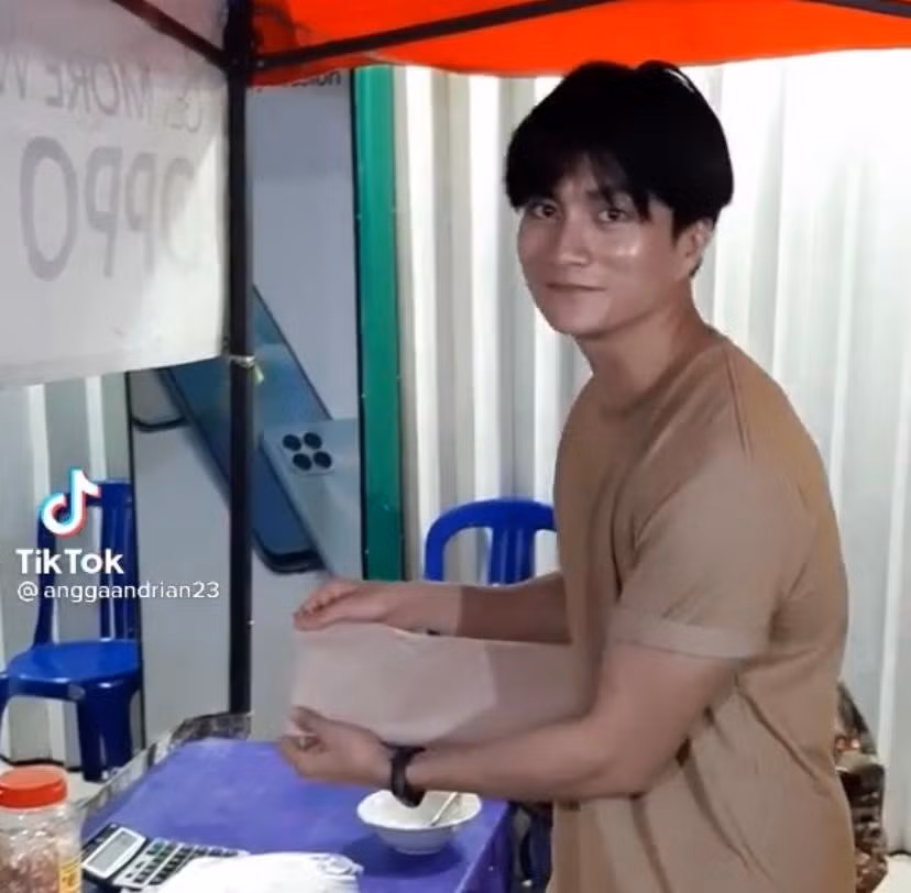 Andrianto là người bán nasi kuning (món cơm thơm của Indonesia được nấu với nước cốt dừa và bột nghệ) tại một quán vỉa hè ở thành phố Samarinda.