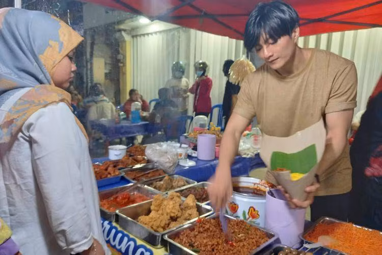 Những ngày vừa qua, một chàng trai Indonesia có tên Doddy Angga Andrianto, sinh năm 1993 bất ngờ nổi tiếng khi được ví là bản sao của nam diễn viên nổi tiếng Hàn Quốc Lee Min Ho.