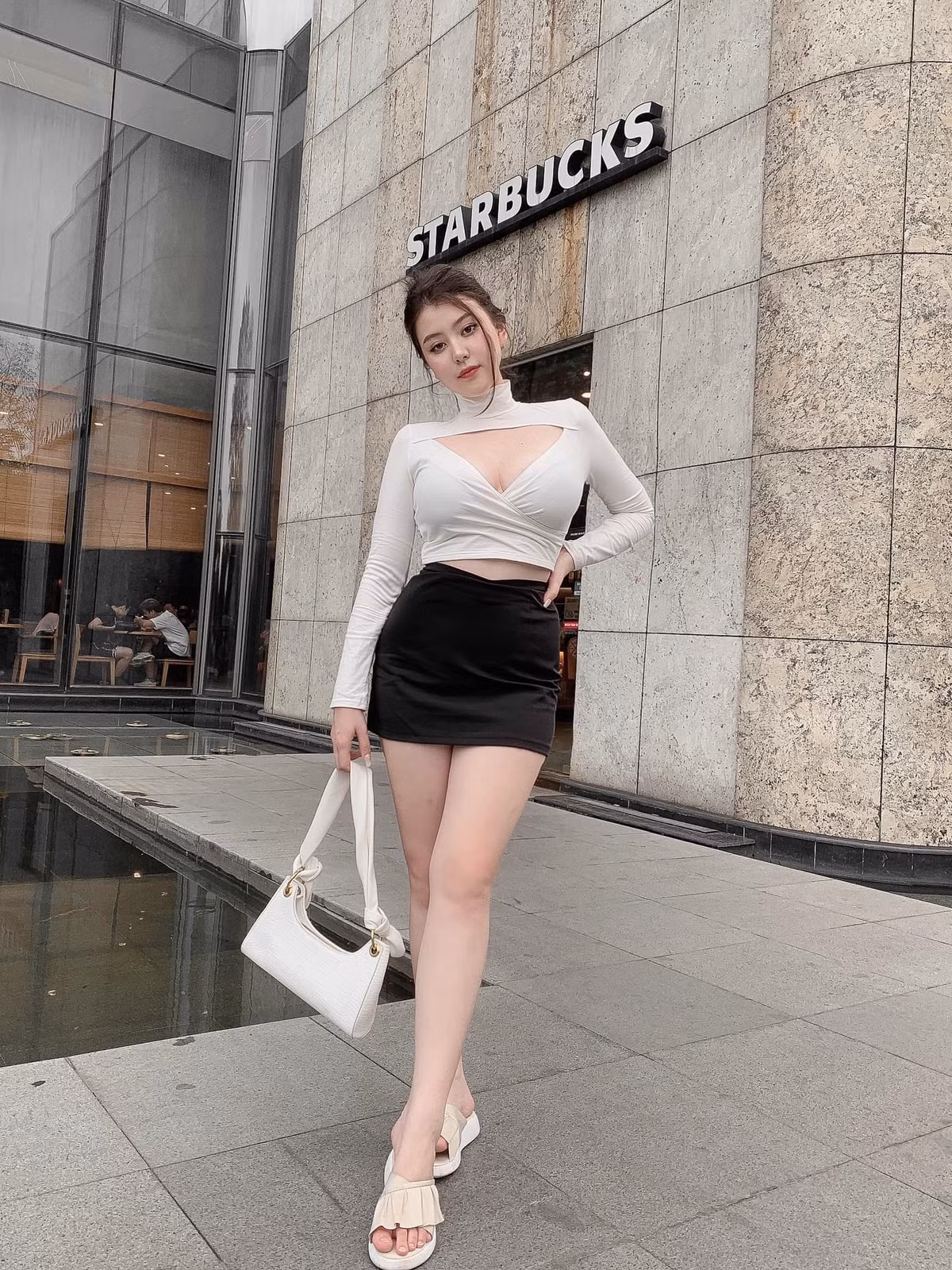 Hiện nay, Sunna đang kinh doanh mỹ phẩm online. Ngoài ra cô còn mong muốn trở thành một người mẫu có thân hình nảy nở khác biệt. Ảnh: FBNV