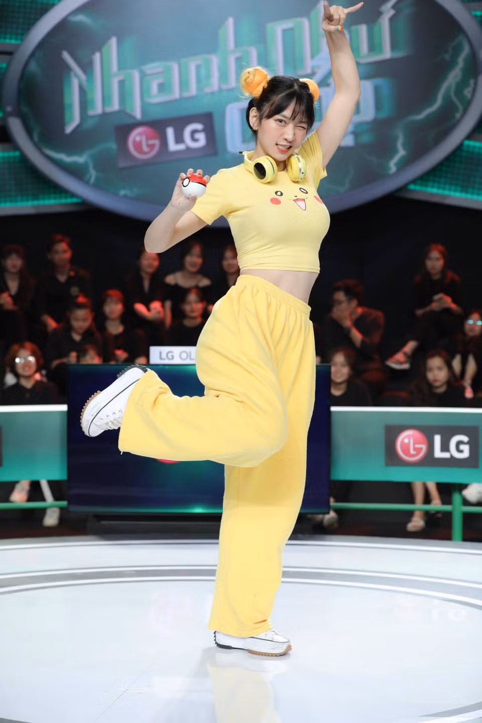 Chiếc áo croptop ôm sát lần này làm cư dân mạng liên tưởng tới ngay chiếc áo in hình Pikachu mà Lê Bống từng gây tranh cãi trước đó. Cũng vì trang phục được cho là phản cảm này mà nàng hot girl bị dân mạng "ném đá" không thương tiếc.