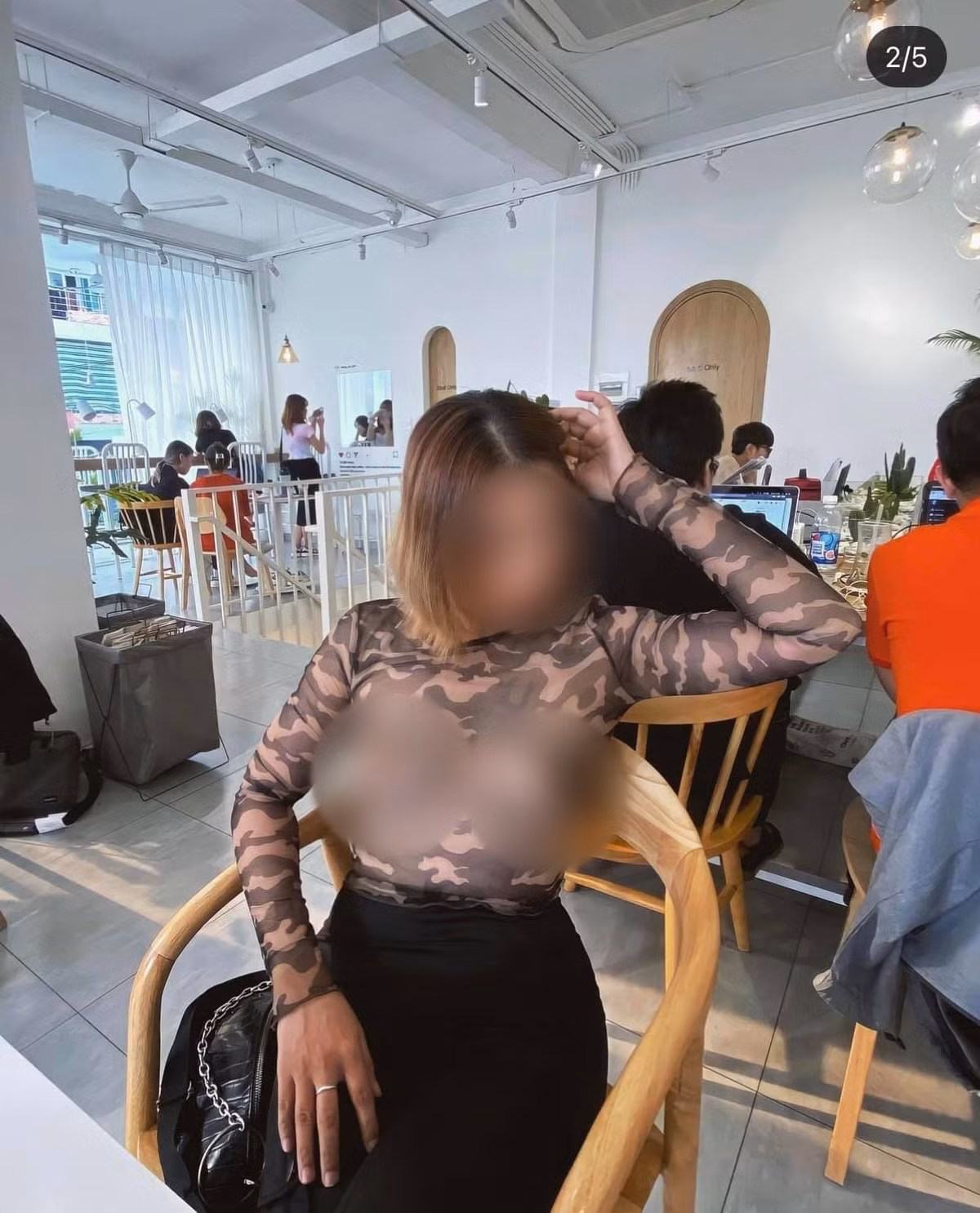 Thời trang phản cảm chốn công cộng của chị L.B.C ngày một táo bạo hơn dù nhận về nhiều chỉ trích.