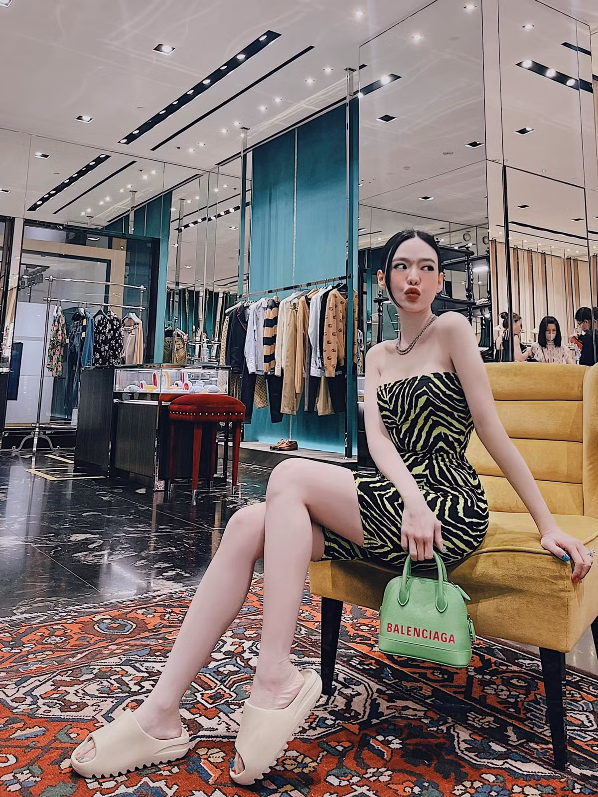 Kể từ khi lập gia đình Vân Tiny dường như ít xuất hiện trước công chúng hơn mà cô tập trung vào việc làm vợ, kinh doanh.