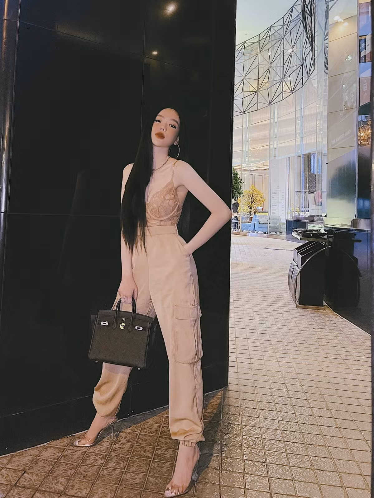Được biết, cựu hot girl này hiện đang điều hành một cửa hàng mỹ phẩm và cả thời trang uy tín tại Thành phố Hồ Chí Minh. Ảnh: FBNV, Tổng hợp