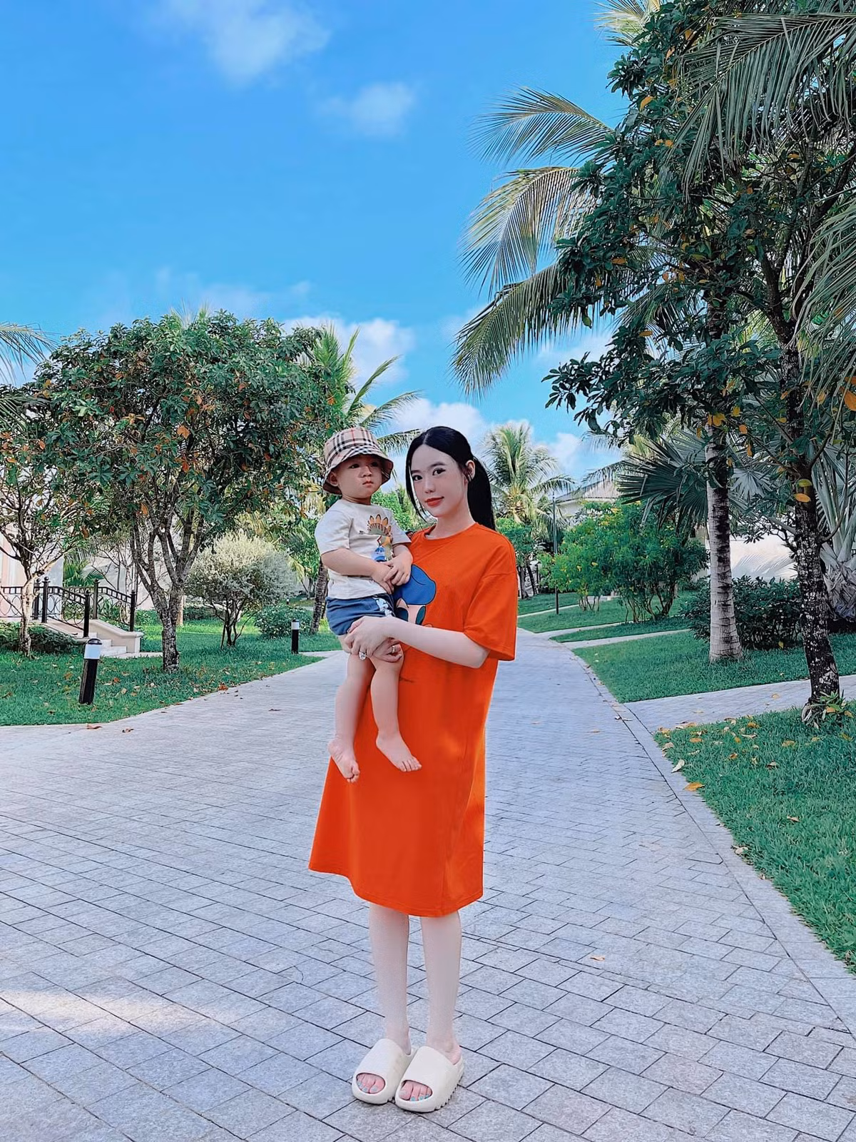 Bước chân vào gia đình hào môn giàu có của thiếu gia Fabo Nguyễn nên con dâu "ông trùm" điện tử Sài thành đã được định sẵn cuộc sống sau này luôn tràn ngập sự xa hoa, sang chảnh đáng nể.