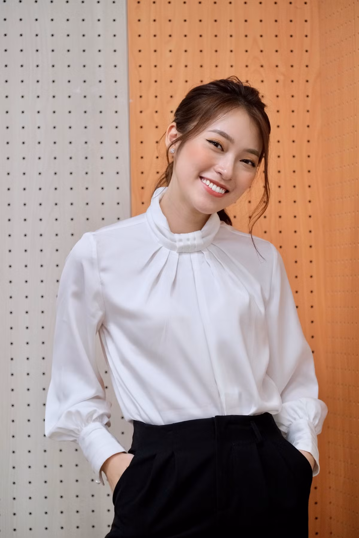 9X thường xuất hiện với vai trò MC song ngữ cho các sự kiện, là gương mặt đại diện cho nhiều nhãn hàng, thỉnh thoảng là mẫu ảnh thời trang.