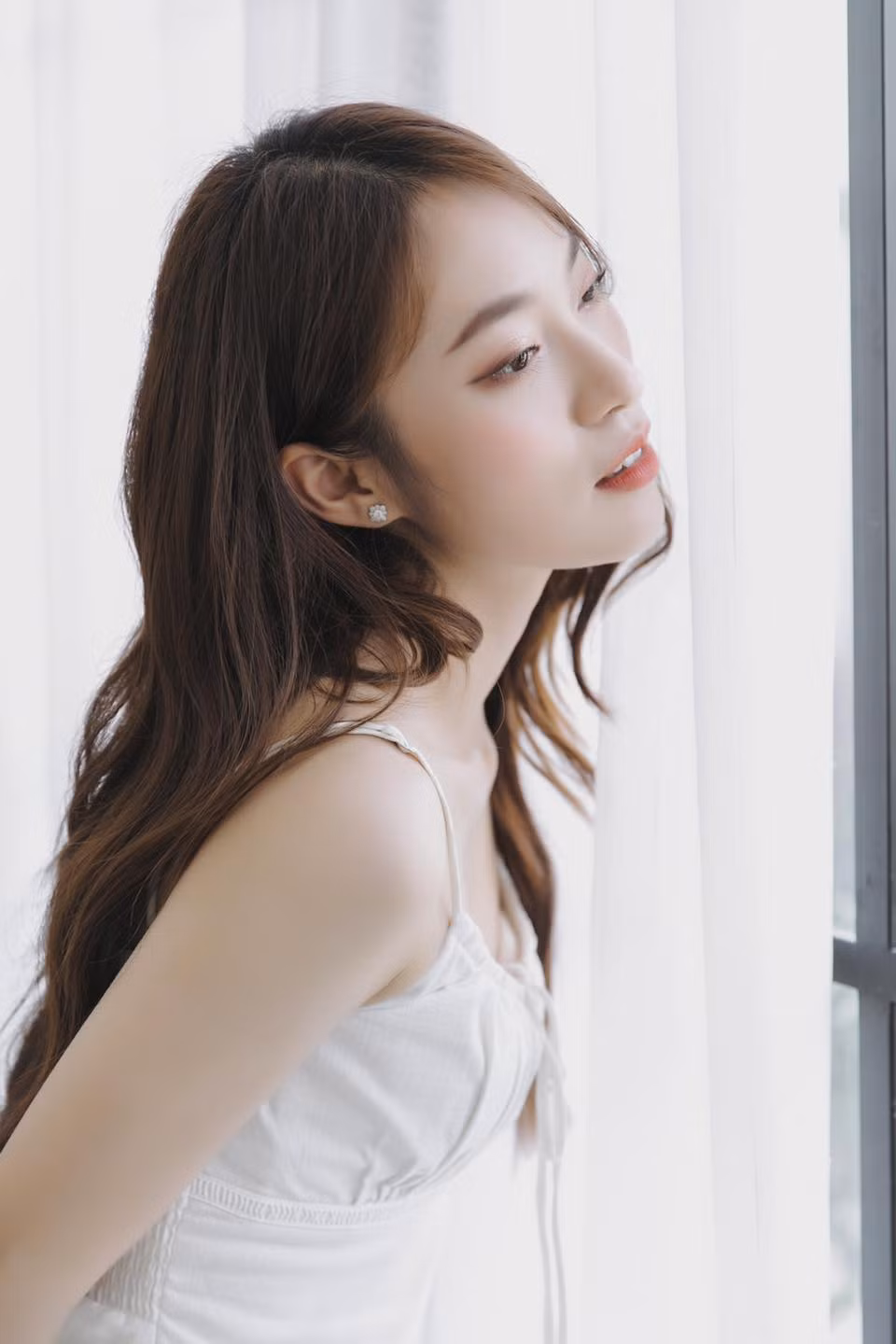 Hiện hot girl Khánh Vy không chỉ là MC của VTV mà còn là một Youtuber, KOL nổi tiếng với giới trẻ. Không chỉ xinh đẹp, cô còn được nhiều người ngưỡng mộ bởi khả năng kiếm tiền cực đỉnh.