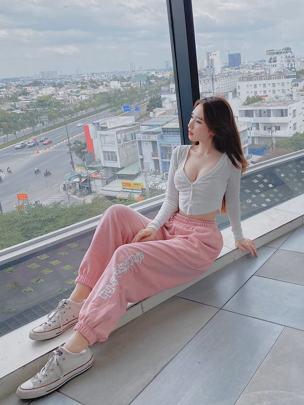 Thanh Mèo có cuộc sống đầy đủ, thường check-in ở những nơi sang chảnh.