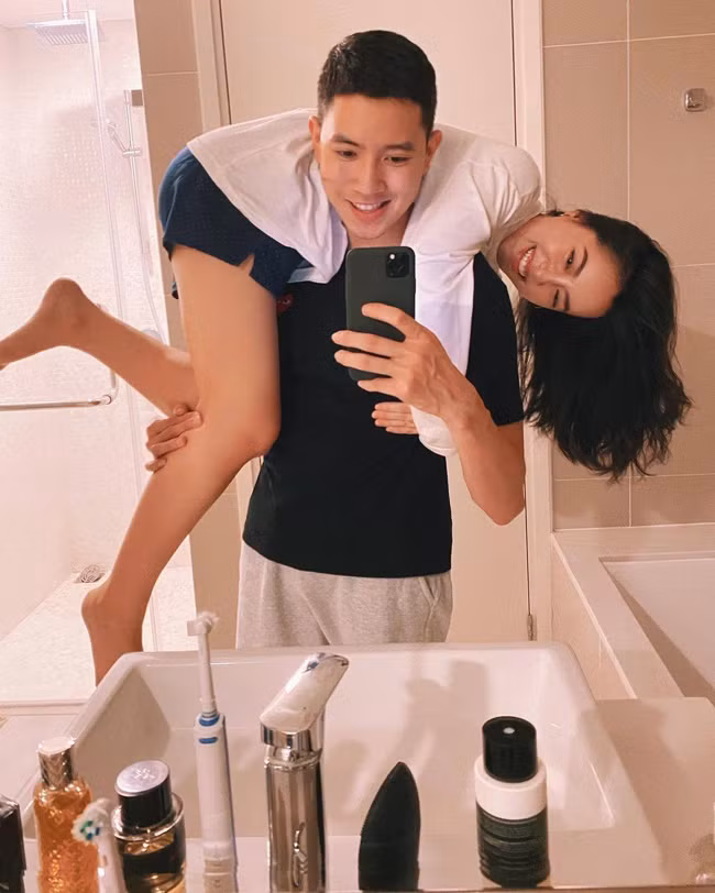 Quang Đạt có chuyện tình "siêu cấp đáng yêu" với nữ blogger xinh đẹp Lê Hà Trúc. Cả hai đã có thời gian dài bên nhau và luôn khiến fan "phát hờn" với những khoảnh khắc ngọt ngào, dễ thương.