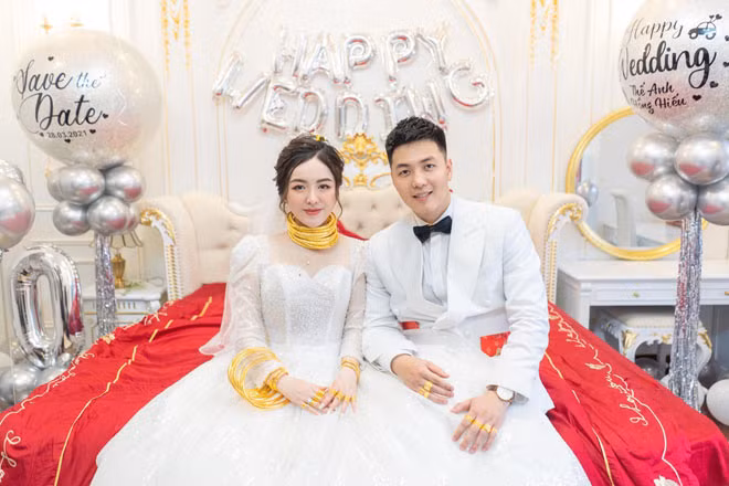 Hồng Hiếu và chồng hơn 4 tuổi quen nhau từ khi cô còn học mẫu giáo. Sau này khi trưởng thành họ bắt đầu liên lạc lại, trở thành người yêu và có cái kết đẹp như hiện tại.