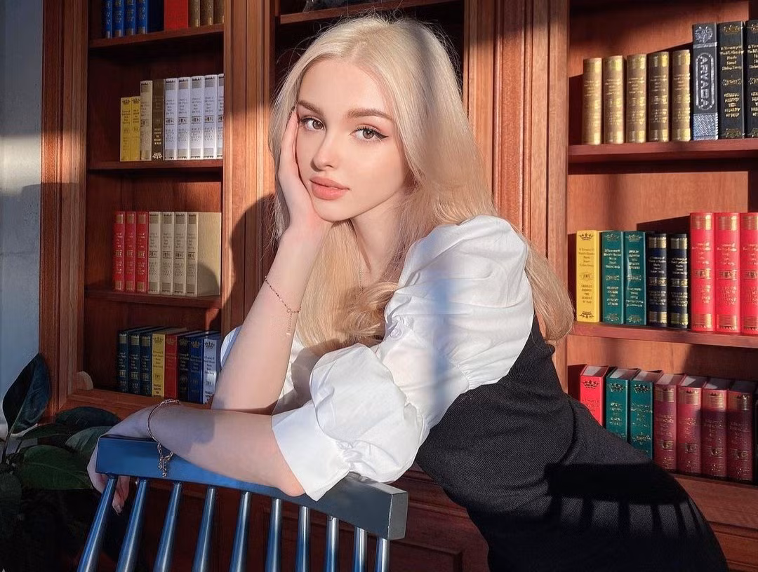 Karimova Elina là người mẫu lai Nga và Uzbekistan, cô chuyển đến sống tại Hàn Quốc từ năm 4 tuổi nên có thể nói thành thạo tiếng Hàn.