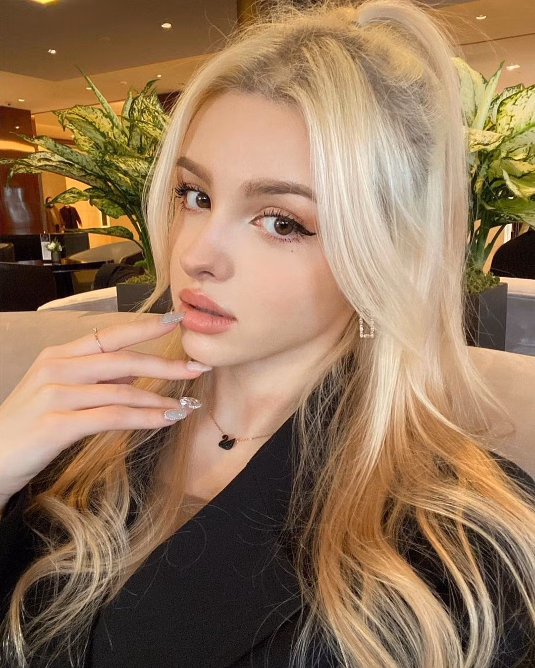 Hot girl 9x có chiều cao 1m63 cùng cân nặng 43kg theo đúng chuẩn "mình dây" ở xứ sở kim chi.