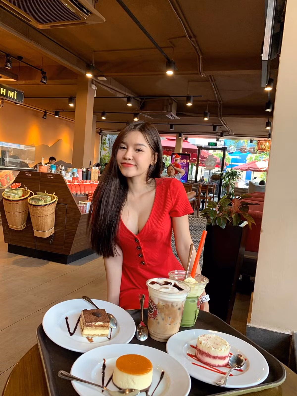 Trên trang cá nhân, bạn gái Văn Lâm thường xuyên chia sẻ tips giảm cân và các bài luyện tập để có được cơ thể đồng hồ cát.