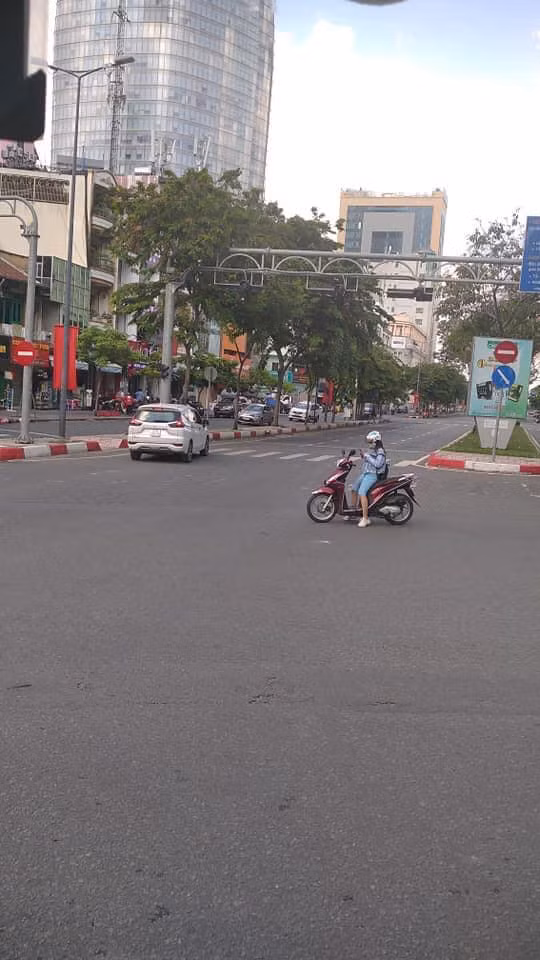 Mới đây, ảnh chụp một cô gái thản nhiên dừng xe giữa đường bấm điện thoại được nhiều người chia sẻ kèm theo rất nhiều bình luận bày tỏ sự bức xúc. Được biết, ảnh chụp tại tuyến đường Hàm Nghi, Quận 1, TP HCM, đây là một trong những con đường nằm ở khu vực trung tâm thành phố.